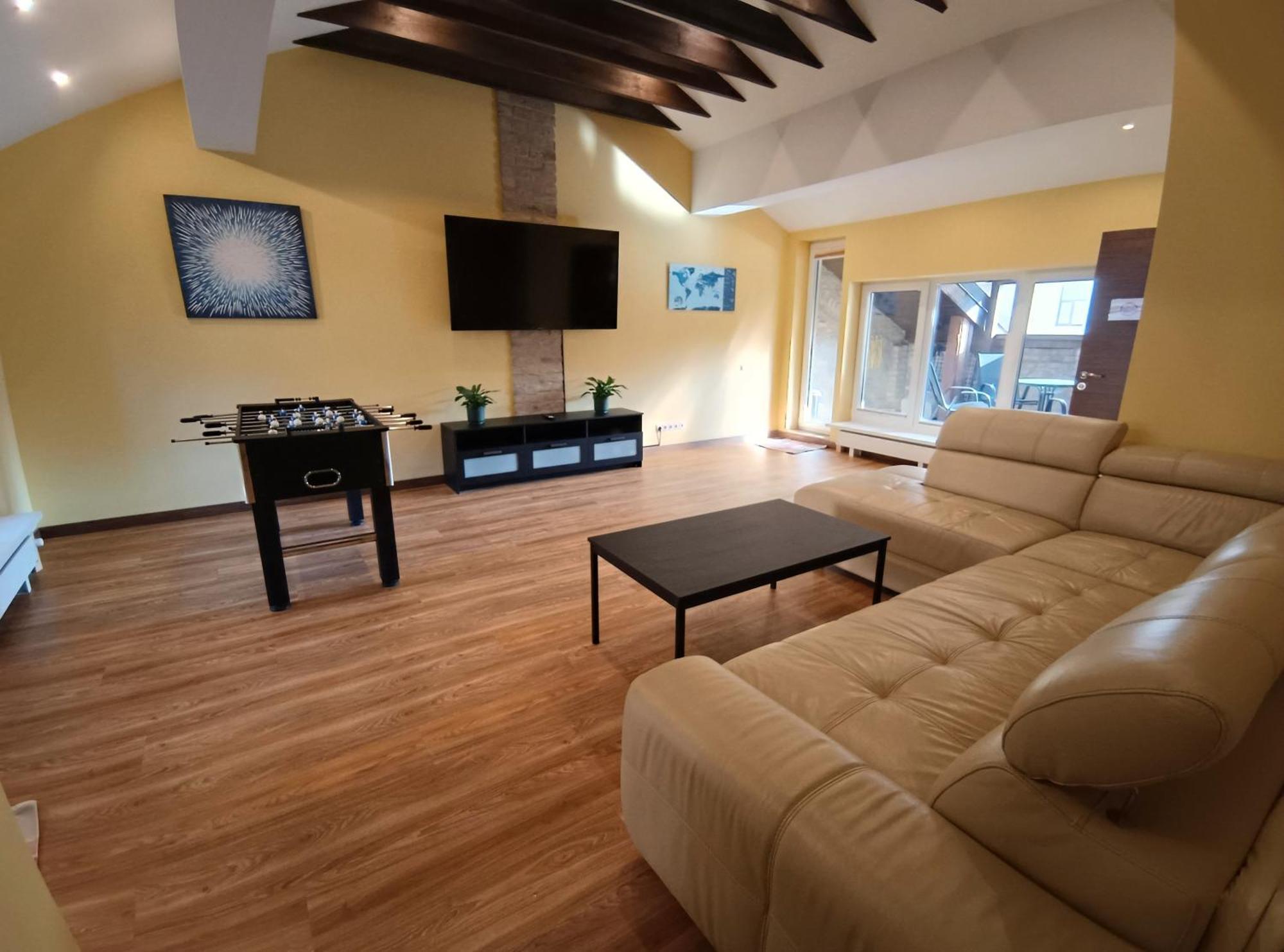 Ernests' Unique Townhouse With Sauna, Hot Tub And Free Parking *